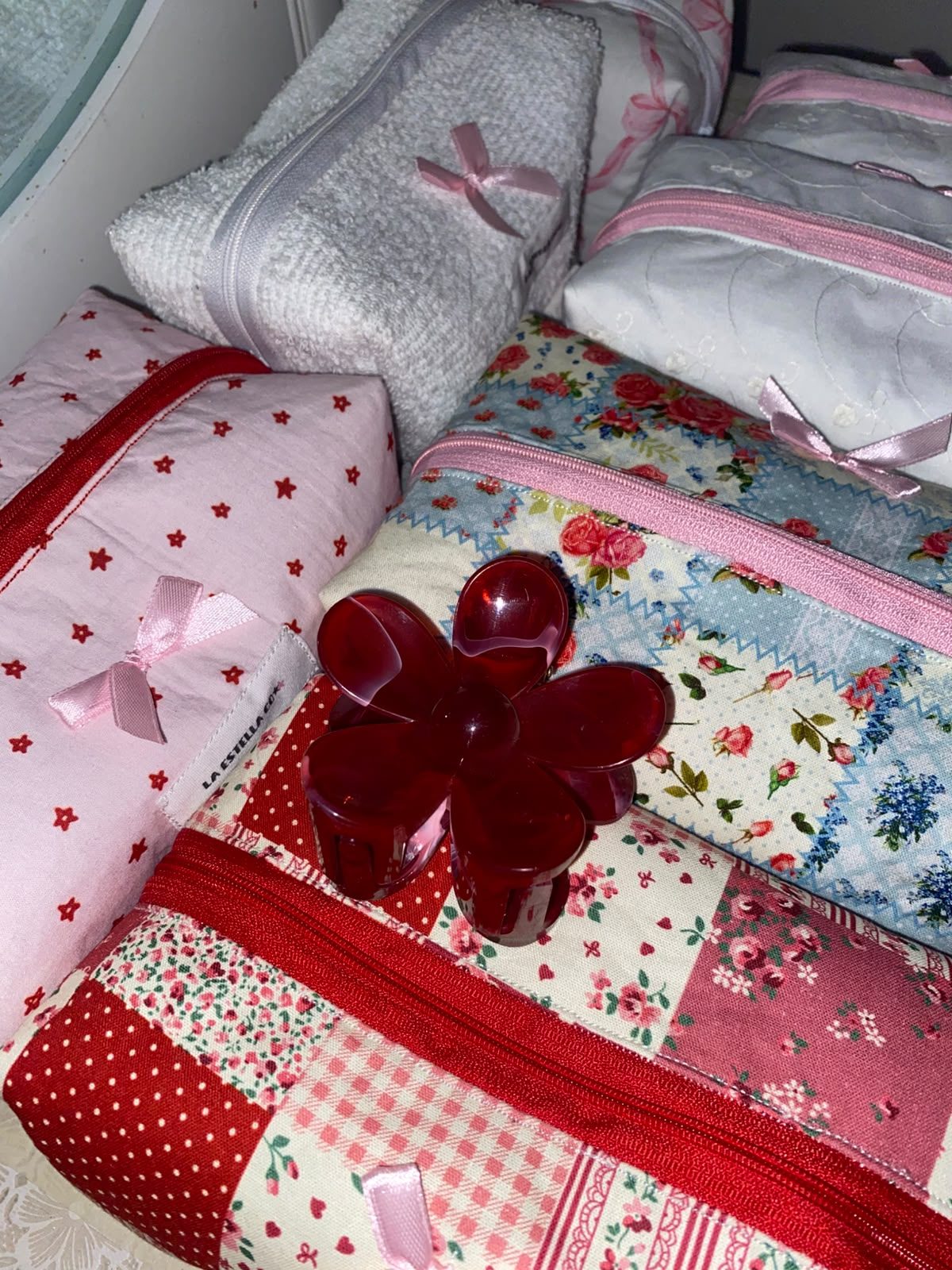 Bolsos La Estella Co sobre una colcha de patchwork