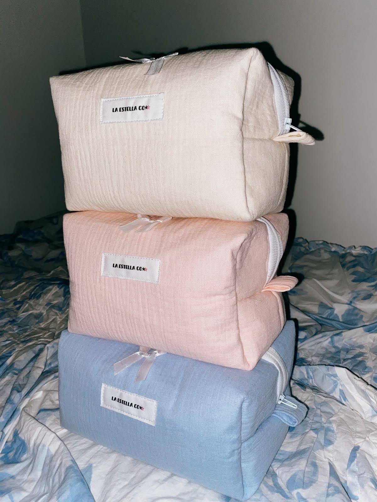 Bolsos La Estella Co blanco, rosa y azul apilados