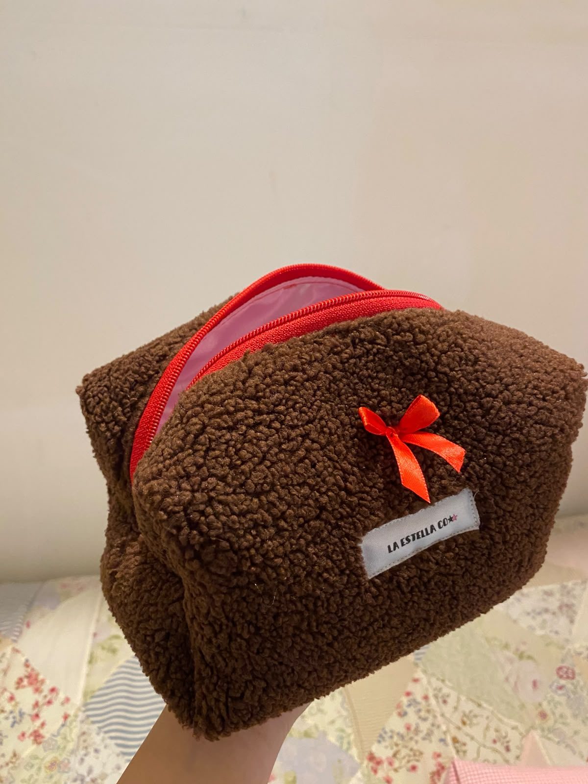 Sleepover Teddy — bolso tipo neceser acolchado de La Estella Co